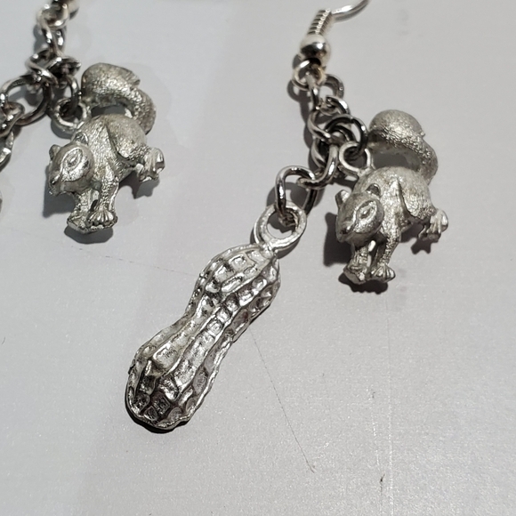 Squirrel and nut silver pewter dangle earrings - Picture 5 of 5